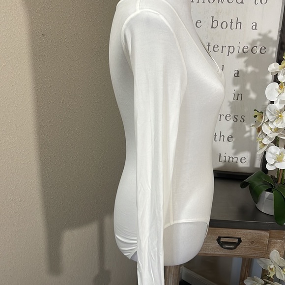 Ivory Long Sleeve Bodysuit - Picture 2 of 4